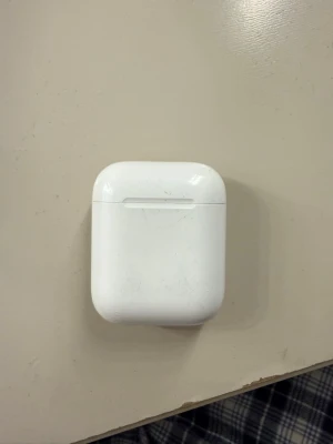 Apple AirPods trådlöst laddningsetui - Säljer nu mina AirPods1. Har fungerat utmärkt under tiden jag har använt de. Finns några skavanker med enbart på skalet. Annars fungerar laddning och användning bra.
