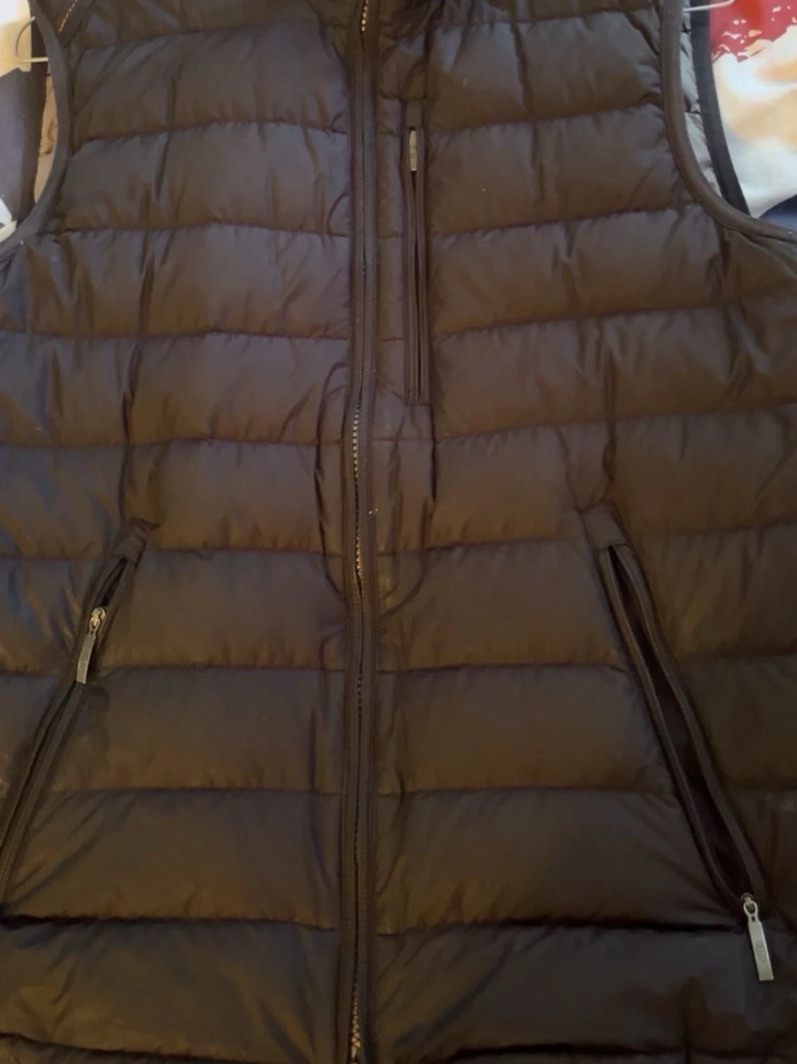 Svart dunväst med dragkedjor