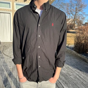 Ralph Lauren skjorta  - Riktigt snygg samt otroligt bra skick! Moddel är 186cm skriv vid funderingar 