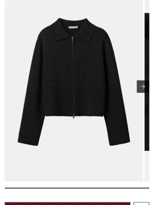 Svart kort jacka med dragkedja - Säljer min kofta från ålhens. Köpte den för 599kr. Tröjan är nästan som nyskick. Skriv till mig ifall du är intresserad på att köpa den💗