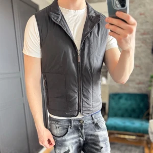 Nardelli väst - Made in italy 🇮🇹 Mycket bra skick, inga defekter! Passar dig som är mellan 170-180cm ungefär. Nypris 4000kr. Modellen är 185 cm, 75kg. Passar bra nu till våren! Skriv för mer information!🤝 