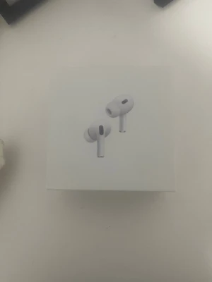 Apple AirPods Pro trådlösa hörlurar / iksv Frakt - Säljer ett par Apple AirPods Pro i klassisk vit färg. Trådlösa in-ear hörlurar med stilren design och korta stjälkar. Perfekta för dig som vill ha grymt ljud, Den är smidig anslutning till iPhone eller andra Apple-enheter har även en för mig själv, denna är helt oöppnad :)