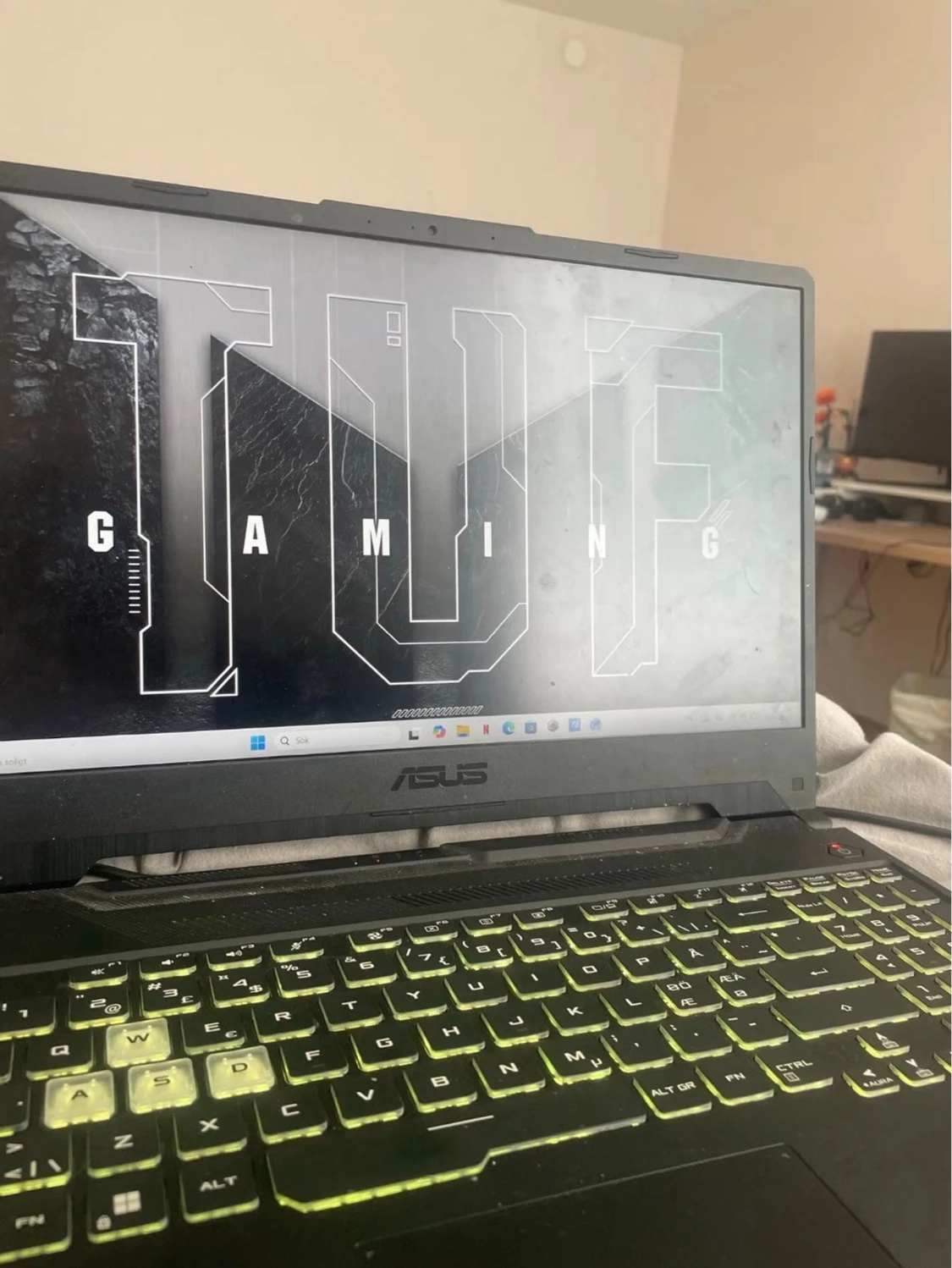 ASUS TUF Gaming laptop med laddare - 1