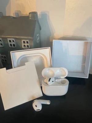 Säljer ett par AirPods 4 - Säljer ett par AirPods 4 i mycket fint skick. Perfekta för dig som vill ha smidiga, trådlösa hörlurar med klart ljud och enkel användning.✨