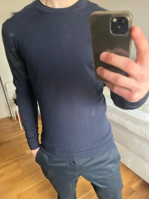 Mörkblåa stickad tröja i merinoull - Snygg mörkblå stickad tröja från C i 100% merinoull.. Perfekt för dig som gillar stilrena och klassiska plagg med mjukt material. Den passar till bokstavligen allt och speciellt närmare sommaren. Fraktar snabbt och hör av er vid minsta funderingar!!