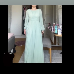 Ljusgrön långklänning med lång ärm - Elegant ljusgrön långklänning från joliebridal helt ny prislapp kvar och den kommer inte till användning oklart vad jag vill ha för pris så kom med bud och ifall du vill ha fler bilder kom privat nypris 2300kr strl xs-s
