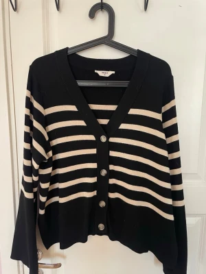  cardigan från Only - Snygg svart cardigan från Only med beigea ränder, ser gula ut på bilden men är beige. Strl XS skriv för bild på! Använd KÖP NU