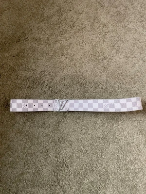 Vitt bälte - Bältet är aldrig använt och 110cm långt