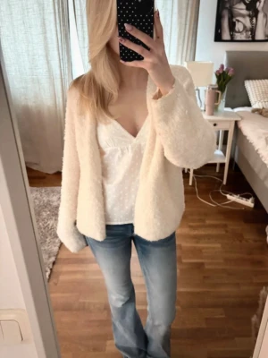 Beige stickad cardigan  - Super mjuk och gosig kofta från Kappahl. Inga jätte tydliga tecken på användning eller stora noppror. Storlek s, skriv vid frågor 💕