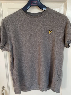 Grå t-shirt från Lyle & Scott - Tunn skönt t-shirt 