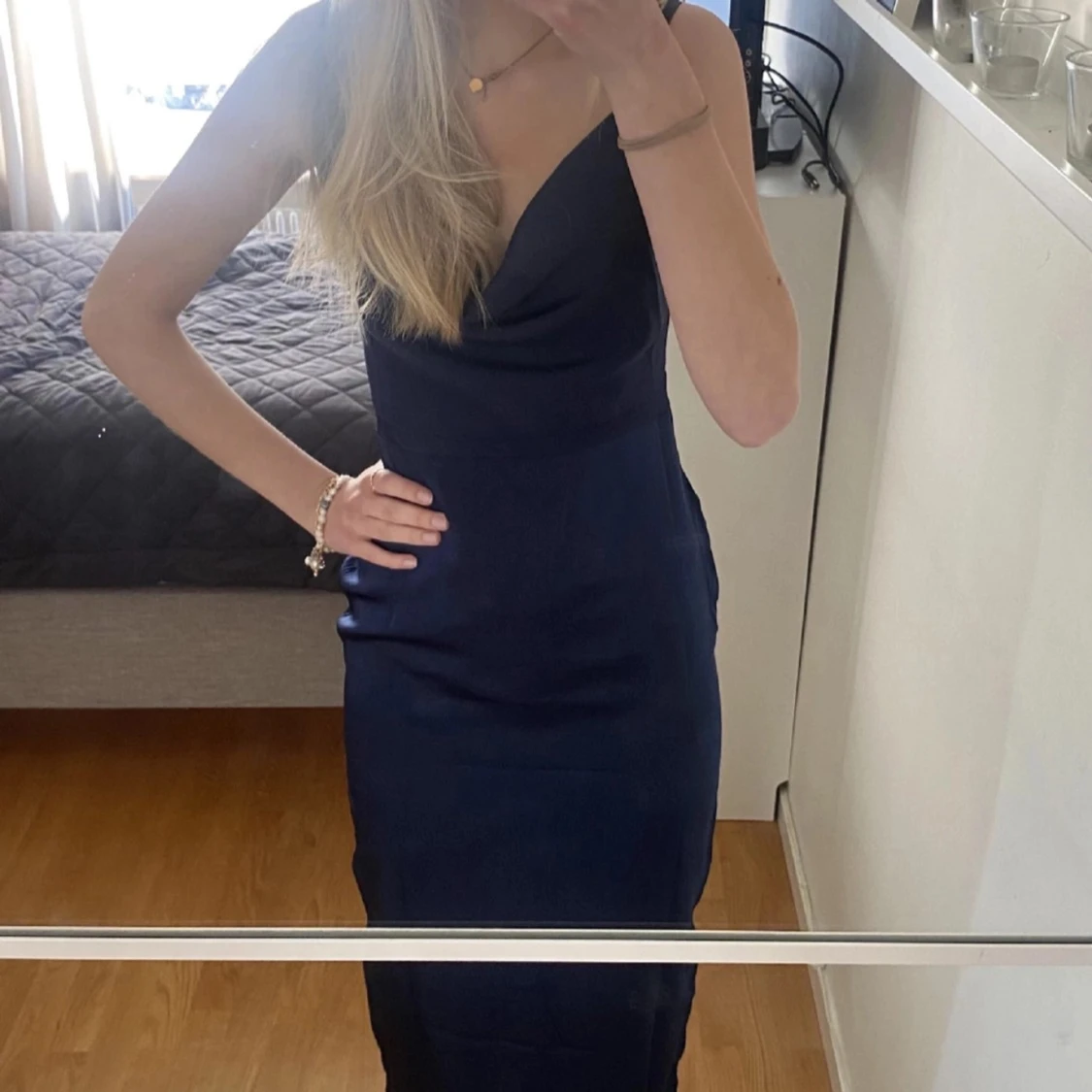 Marinblå balklänning med öppen rygg - 3