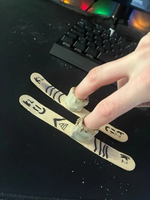 Roliga finger skidor - Byggde dessa hemma riktigt roliga för barn mellan 6-10år går att köra på vatten med och snö