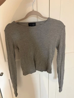 Grå kroppad tröja  - Sör grå kroppad tröja💕