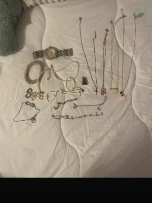 Jewelry jar! (värt ca. 500kr) - Säljer ett mixat paket med smycken, inklusive flera halsband, örhängen, armband i metall och pärlor samt en klocka. Färgerna är främst silver, guld och vitt. Perfekt för dig som gillar mystery jewelry jars och blandade smycken 