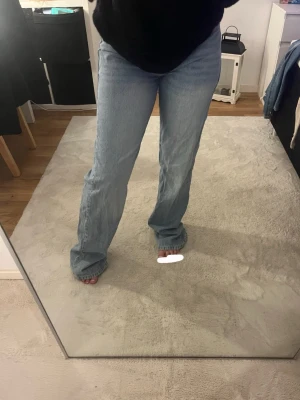Ljusblå  jeans från bershka  - Säljer ett par ljusblå jeans med rak passform från bershka i storlek 38, byxorna är ganska långa men med ett par skor eller klackar sitter som super fint.