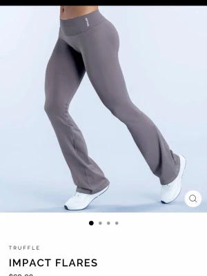 Bruna flared leggings från DFYNE - Säljer ett par truffle flared leggings från DFYNE i modellen Impact Flares. Beställde två storlekar och dessa va de jag inte ville ha. Helt oöppnad förpackning så dem är helt nya. I storlek S/ regular💕
