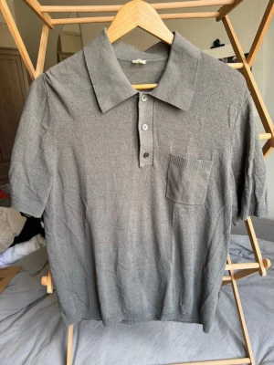 [Som Ny] Arket Piketröja Strl: S -  [Som Ny] Arket Piketröja Strl: S  Säljer många Herrkläder just nu. Kolla gärna mina andra annonser genom att klicka på min profil. Paketpris kan diskuteras.