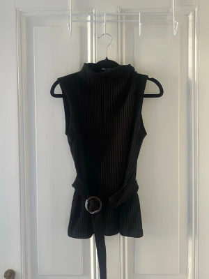 Topp - SÅÅ snygg topp med ett inbyggt bälte