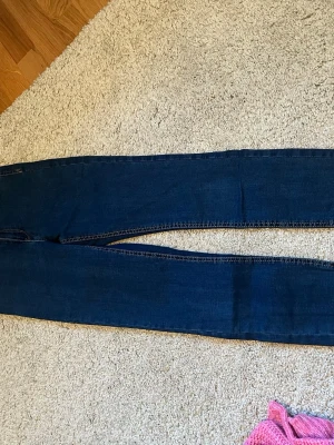 Mörkblå skinny jeans Molly S - Säljer ett par mörkblå skinny jeans från Gina Tricot, modell Molly. Jeansen har klassisk femficksdesign, smal passform och stretchigt material för extra komfort. Perfekta till sneakers eller boots.