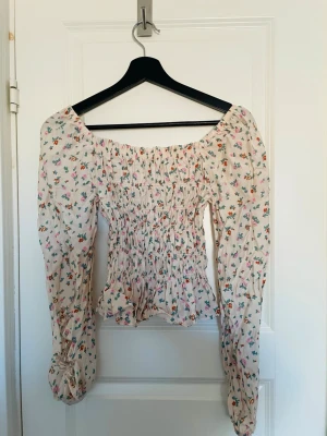 Blommig topp Chiquelle - Söt blommig topp från Chiquelle säljes. 