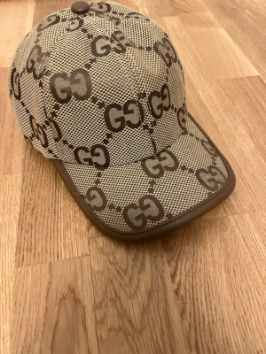 GG keps - Säljer en fin GG keps i beige färg. Jätte bra skick och bra kvalité 