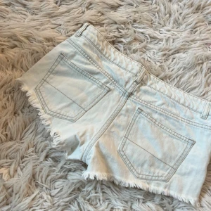 A18 Lowrise ljusa jeansshorts - Midja ca 39,5! Färgen är vit/ väldigt ljusblå