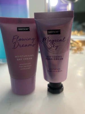 Sence dagkräm & handkräm duo - Två snygga krämer från Sence: Flowing Dreams Moisturising Day Cream med jasmin- och vaniljdoft samt Magical Sky Softening Hand Cream med citrusdoft. Båda i lila tuber om 30 ml, perfekta att ha i väskan. Fräscha dofter och mjukgörande formula.                                           Både två ingår!