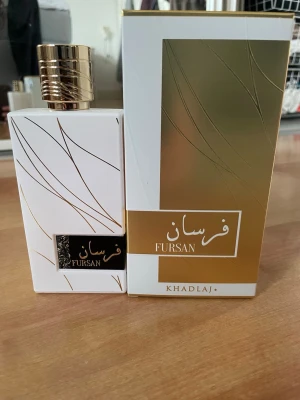 Fursan parfym från Khadlaj - Fursan parfym från Khadlaj i en elegant vit flaska med guldiga detaljer och ett stilrent mönster. Flaskan har en lyxig guldig kork och kommer i en matchande vit och guld ask. Perfekt för dig som gillar exklusiva dofter och snygg design. Använd fåtal ggr.