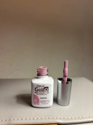 Depend Gel iQ Mantra ljusrosa nagellack - Depend Gel iQ nagellack i nyansen Mantra. Använd max en gång.