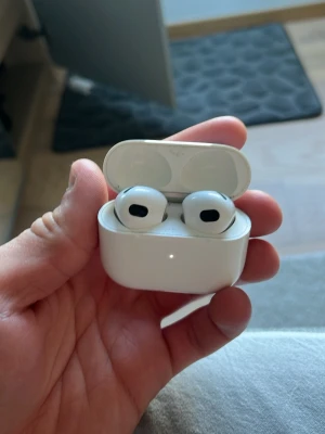 Airpods gen 3 - Hej! Säljer nu dessa airpods på grund av att jag köpt nya, anledningen till varför de säljs så billigt är för att jag inte hittar boxen och båda högtalarna på airpodsen har defekt och spelar sämre (bara lägre volym än vanligt) 