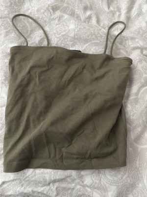 Grönt linne  - Grönt linne från Gina tricot i storlek xs