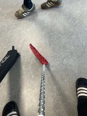 Unihoc Carbskinn - Klubban är från märket unihoc och är en väldigt lätt klubba den enda nackdelen är att klubban är kapad där nere då jag hade satt på en linda och sen så var den för lång så då ville jag inte ta av lindan men inget domaren eller du tänker på. Klubban är 94 cm och har 26 flex
