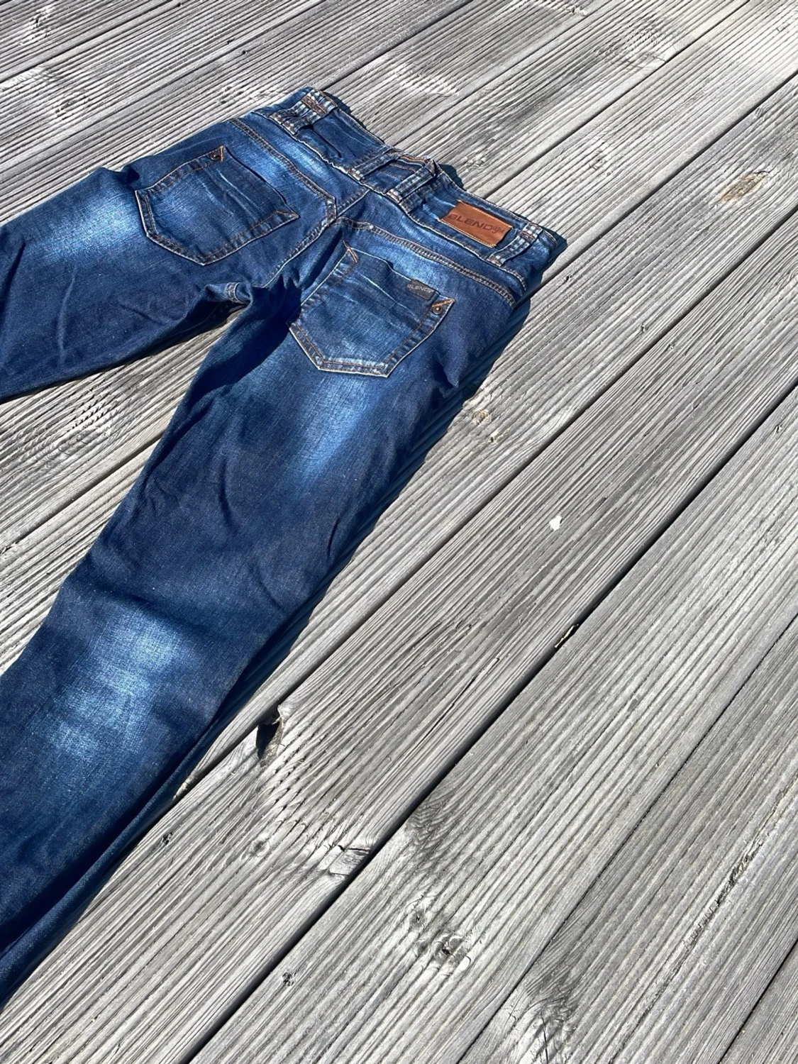 Mörkblå slitna jeans med rå kant - 4