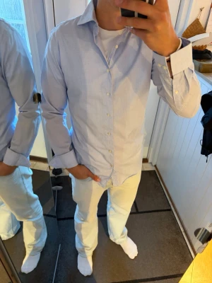 Rutig skjorta från The Shirt Factory - Blå/vit rutig skjorta från The Shirt Factory. Som ny och inga skador! Storlek 39.