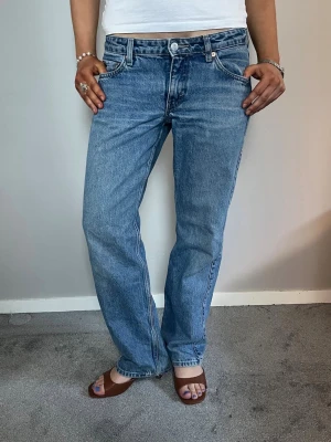 Lågmidjade straight jeans - Snygga blå jeans från weekday! modell Arrow low i storlek 27/30💕