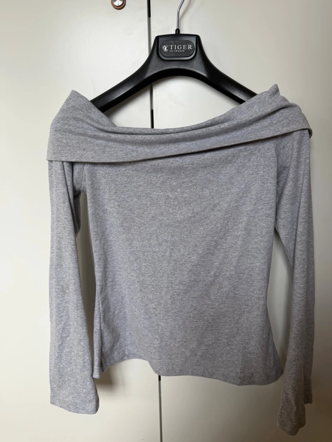 Grå offshoulder topp från Design Si - 5