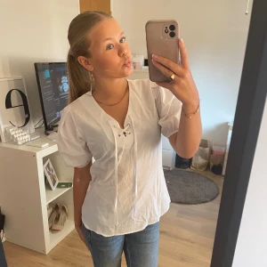 Vit blus - Jätte fin basic blus som aldrig används. Storlek 34. Inget stretchit material men väldigt luftigt och skönt. V-ringning och puffiga armar!