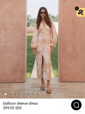 Ljus blommig långklänning från Gina Tricot  - Populär klänning från Gina Tricot. Helt ny med prislapp kvar 💕