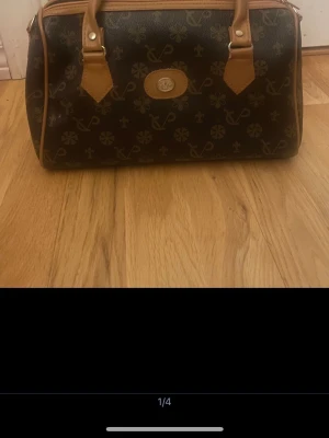 Veske - Fin veske, passer til mye. Den har blitt litt brukt og er fortsatt fin men kan ha noen bruksmerker men da er det dessuten inni veska. Send melding hvis du vil ha flere bilder eller lurer på noe mer