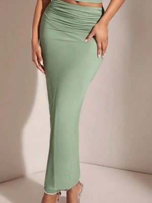 Ljusgrön långkjol med hög midja - Trendig ljusgrön långkjol med hög midja och figurnära passform. Kjolen har en enkel, stilren design utan mönster och är tillverkad i ett mjukt, stretchigt material som ger en snygg siluett. Perfekt att matcha med crop tops eller stickade tröjor.