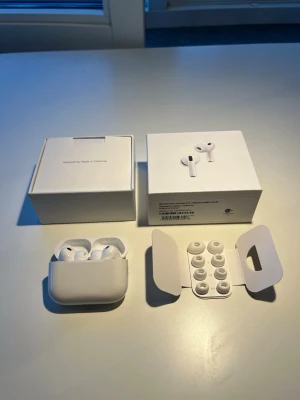 Air pods pro 3 - Hej jag säljer ett par air pods 3 1:1. De är bara testade och funkar perfekt. Allt hänger med. Hör av dig vid minsta fråga! 
