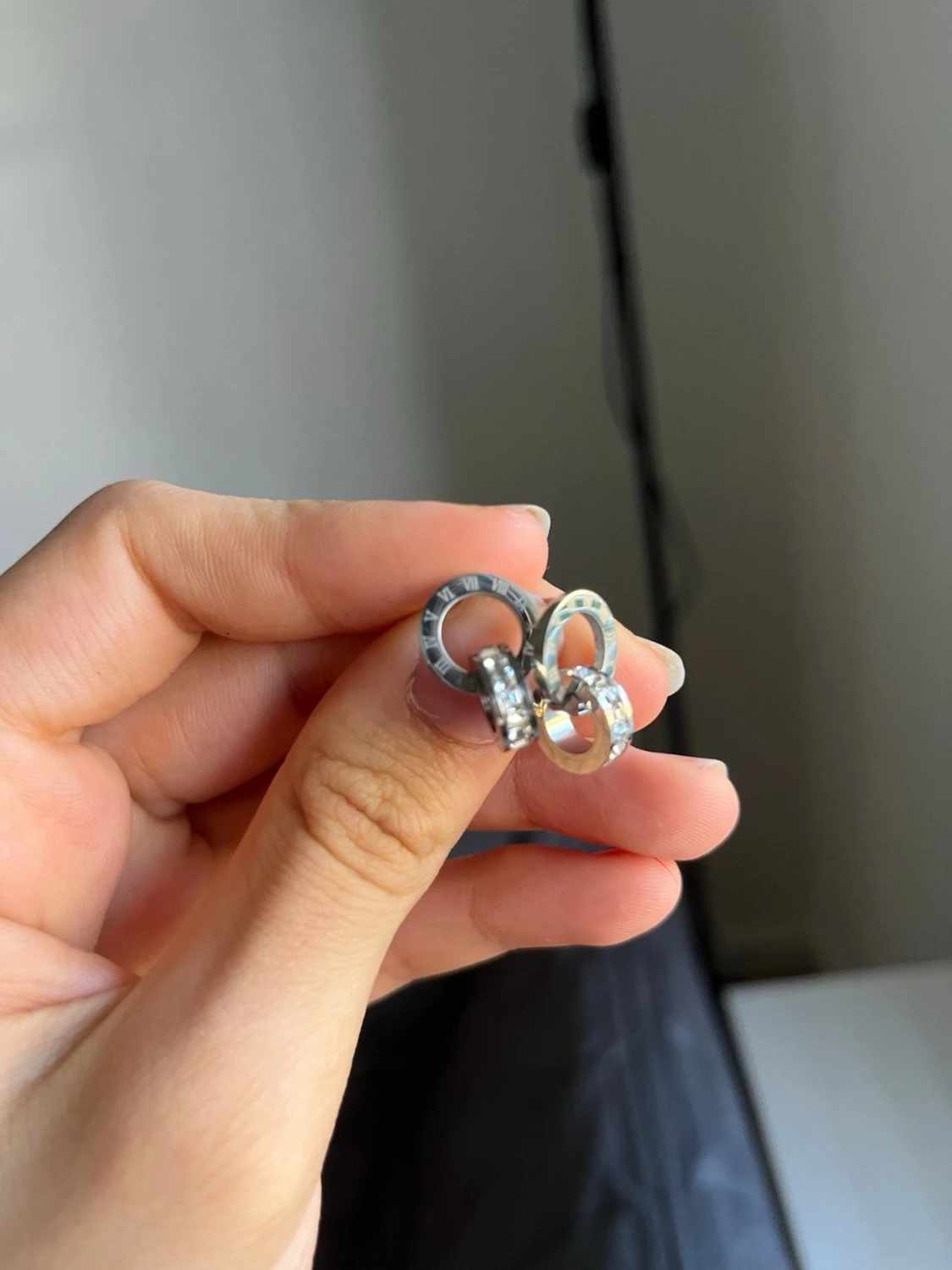 Silverfärgade örhängen med dubbla ringar - 3