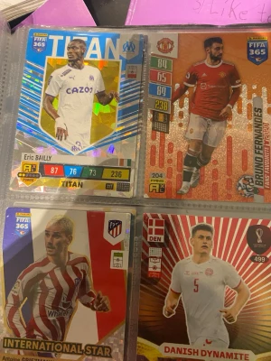 FIFA 365 Panini samlarkort fotboll - Fyra olika FIFA 365 Panini samlarkort med fotbollsspelare och specialdesign, inklusive holografiska och internationella kort. Färgstarka motiv med spelare i matchställ från olika lag och nationer. Perfekt för dig som gillar att samla på fotbollskort.