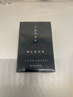 Prada Luna Rossa Black Edp 100ml - Ord pris 1669 kr. Säljer en oöppnad Prada Luna Rossa Black som är en anlig doft med träaktiga toner som kompletterar färsk patchouli, förtrollande kumarin och sensuella ambranoter. 