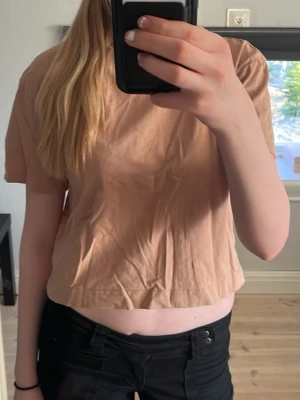 Smuts-rosa topp - Säljer denna smuts-rosa topp från Gina Tricot i storlek S💕Mycker bra skick! 