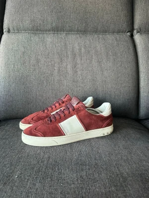 Vinröda valentino flycrews - Flycrews i riktigt bra skick || Saknar 4 nitar. Storlek 43 (28cm innermått) || Inga tillbehör därför det låga priset ||Extremt sällsyn färg 🍷||Fraktar inom 24h📬📦Priset kan diskuteras vid snabb affär!😁