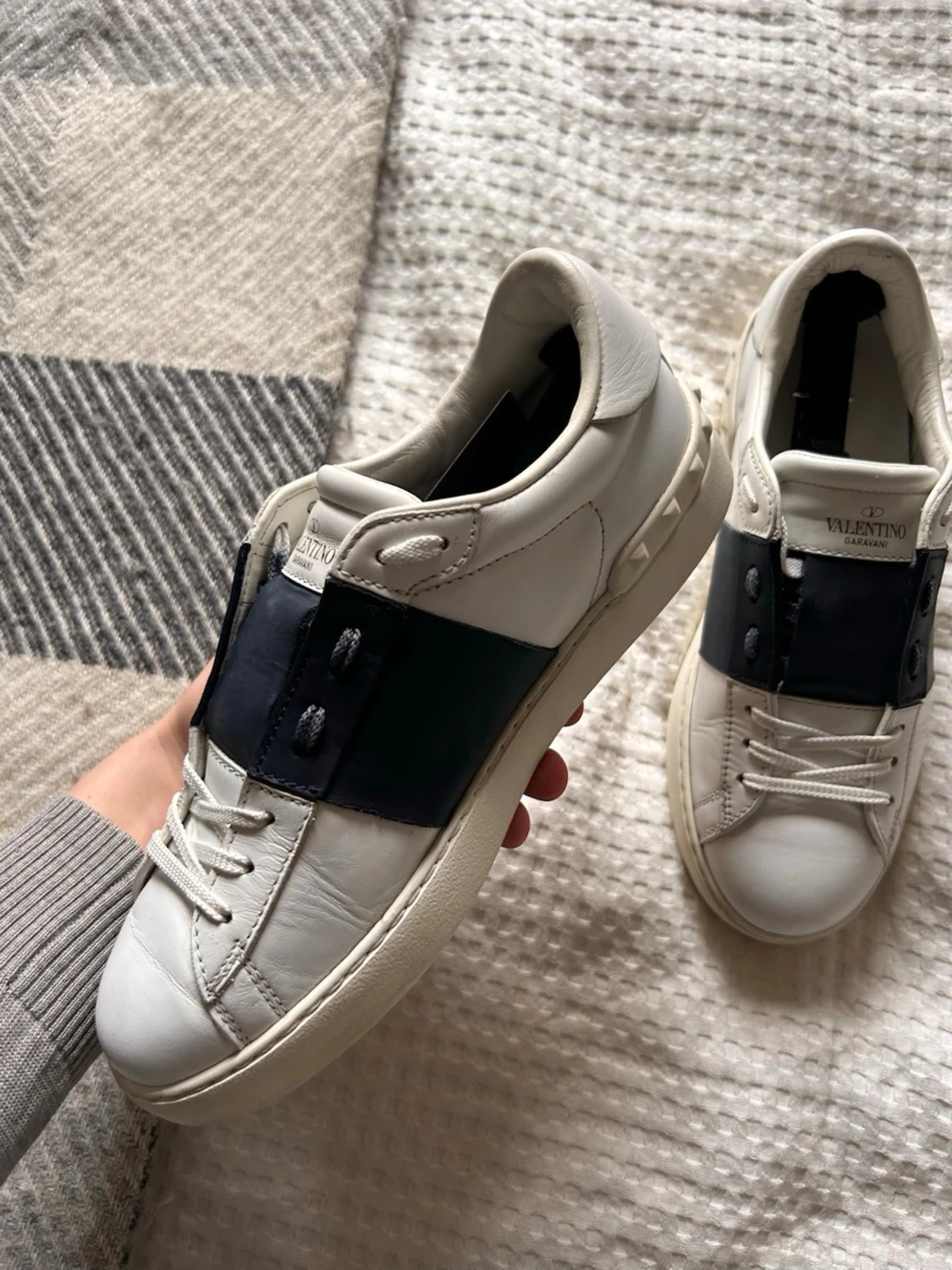 Valentino vita sneakers med blå detalj - 3