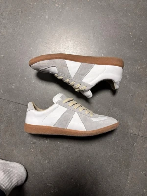 Maison margiela Gats vita - Snygga som fan, för ytterligare bilder fråga. De är använda bara nån månad men skicket som bilderna. Har kvitto ifall de behövs!(första bilden är när de är helt nya)
