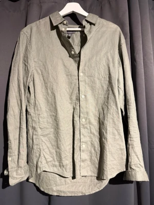Ljusgrön linneskjorta med knappar - Stilren ljusgrön skjorta i linne, prefekt till sommaren. Som ny, aldrig använd!