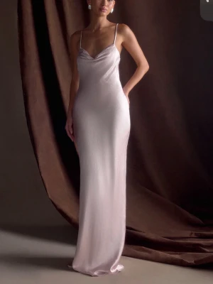 Ljusrosa balklänning - Mer intressekoll! Lappen är kvar och allt, är osäker på om jag ska köpa ny eller behålla denna. Så om du vill köpa hör av dig till mig! Kostade runt 1500kr